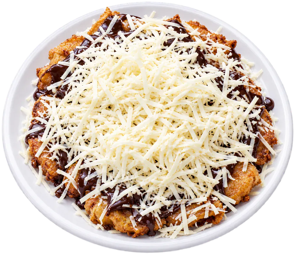 Sepiring pisang goreng dengan saus coklat dan parutan keju